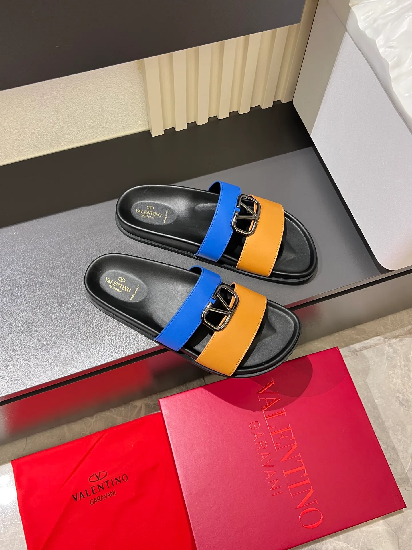Men's shoes 💰p300 VALENTINO Men's 🧍‍♂️ Spring and summer new style metal logo flat slippers, elegant sandals, the same style worn by celebrities, original molding, imported calfskin. Rubber outsole. Soft and durable, full set of counter packaging size: 39-44 (.45.46 customized)